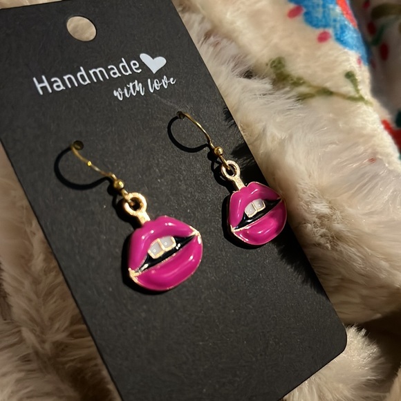 18K Gold hooks with enamel pink lips 👄 mouth earrings - Picture 2 of 2